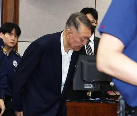 尹锡悦再次露面，已变成个小老头。才几个月时间，尹锡悦在狱中老得很快，跟当总统时候