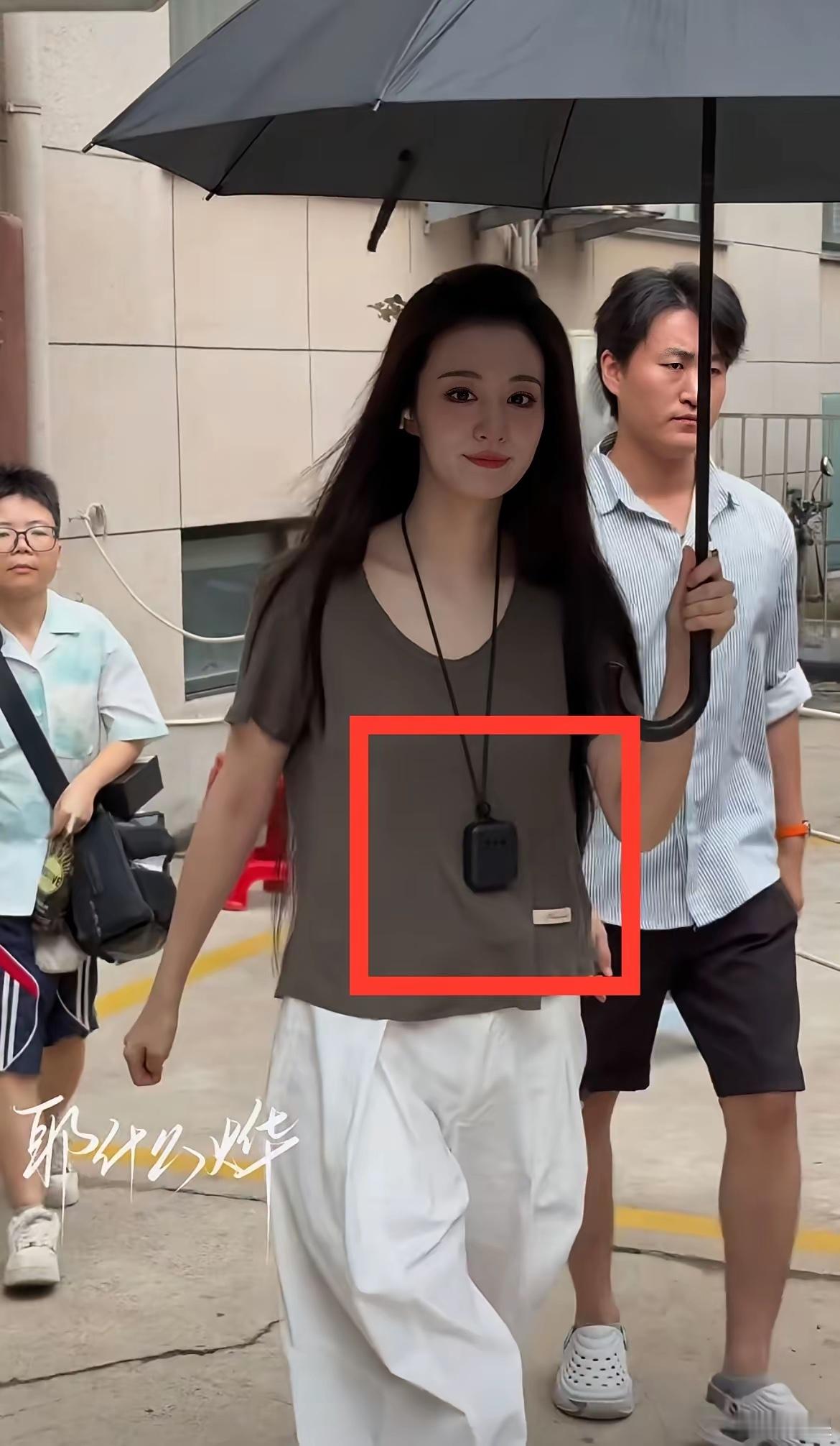 浮生剧组抽烟这么夸张吗，难怪王楚然走到哪都带着便携净化器挡二手烟。
