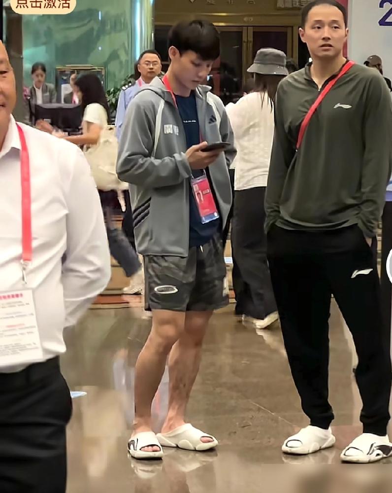 徐中锋比赛完带王奕博吃宵夜，球员都有自己的朋友圈。全运会男篮成年队的比赛，在宏远