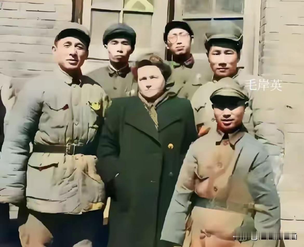 这张罕见的合影里，藏着毛岸英同志最鲜活的青春模样！照片里的他，身着军装、眼神坚定
