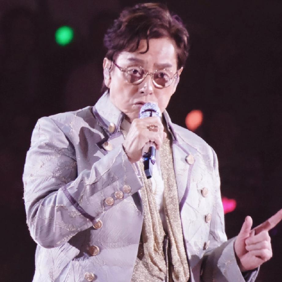 别人开演唱会花钱请嘉宾，谭咏麟开红馆演唱会，半个港圈自己买票来，真的被谭咏麟红