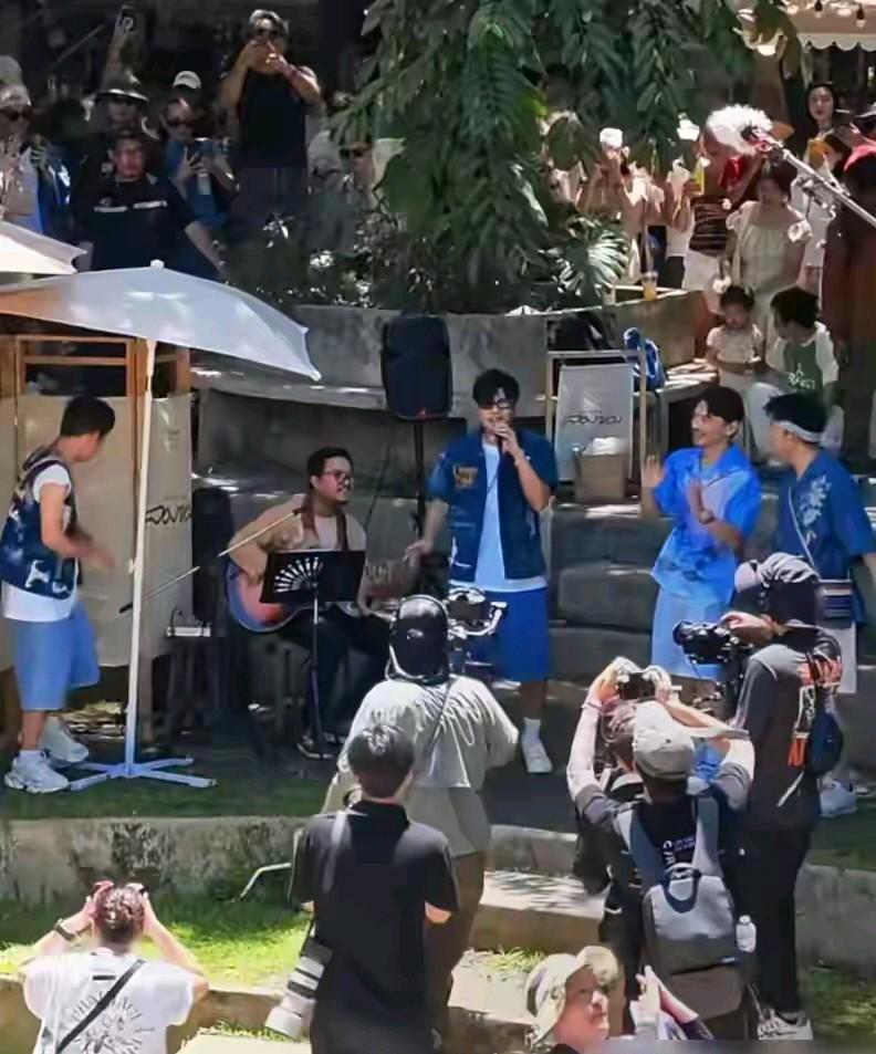 要说周杰伦是音乐才子，那是毋庸置疑的，但跟帅肯定不搭边的，在泰国工作被网友