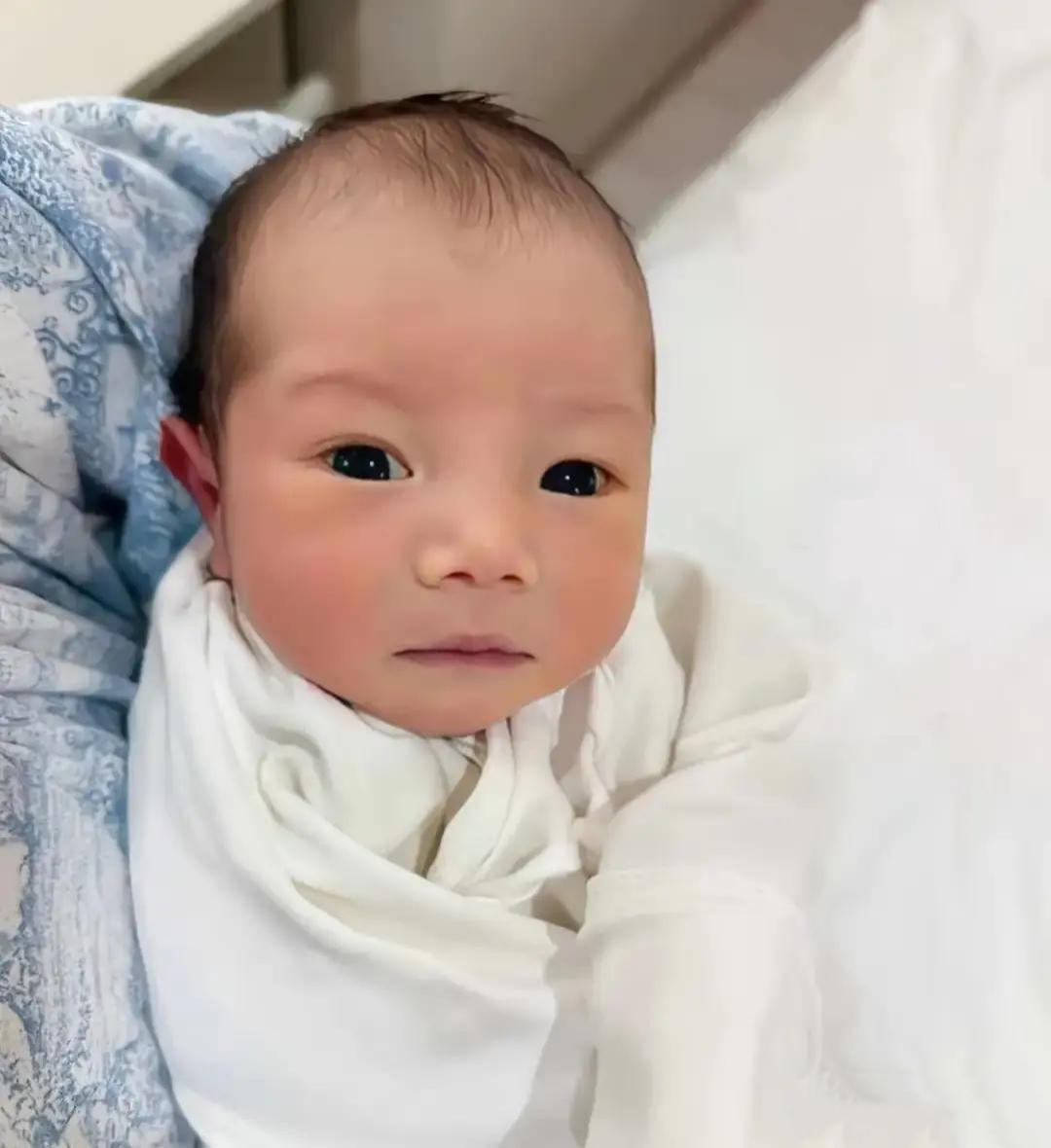 32岁深圳独生女，没结婚，花14.8万自己生娃，爸妈全力托举！她谈过两段恋