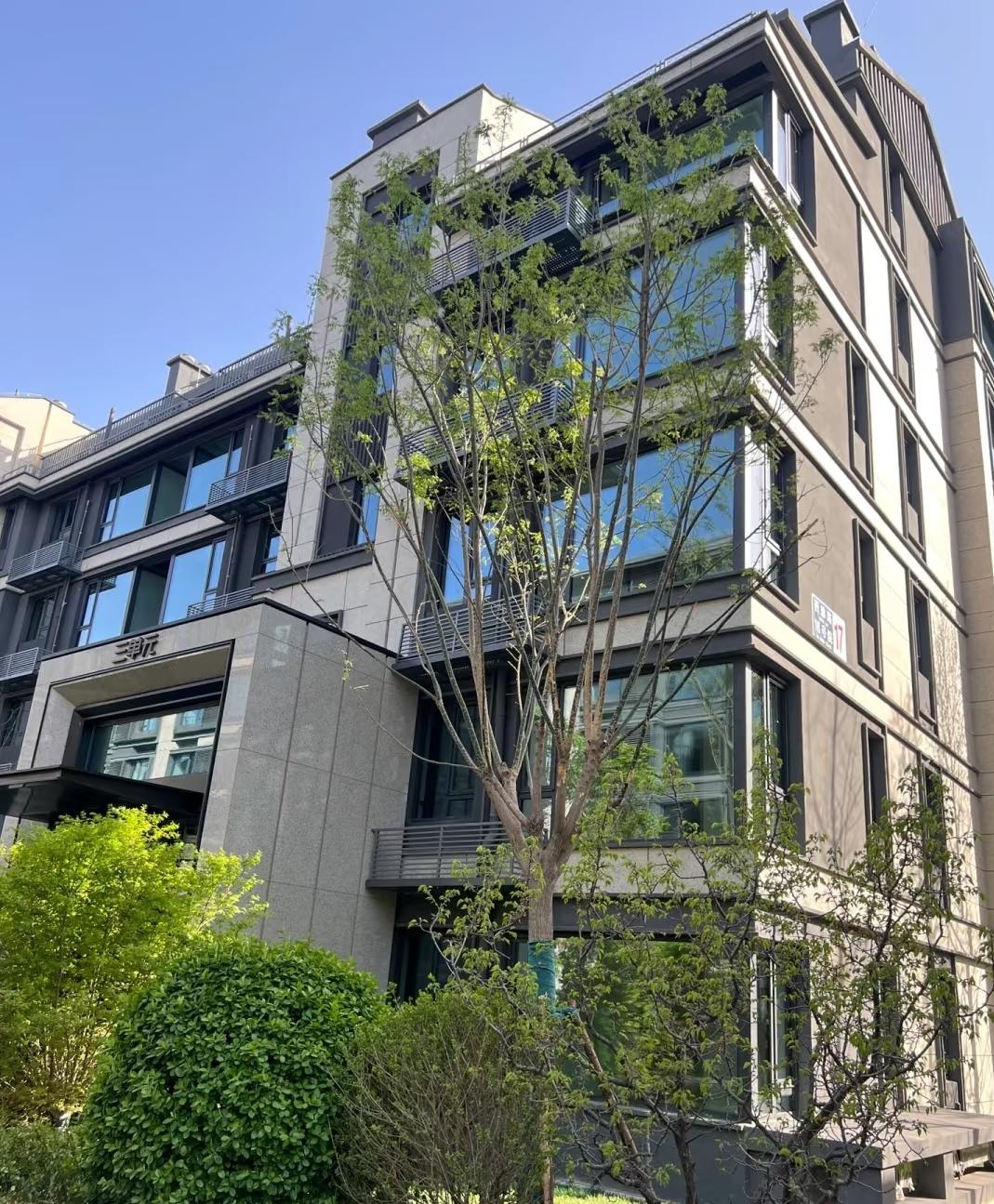 落户北京的大学同学，因为她舅的关系找到了一份国企工作，在单位找了一个研究生学