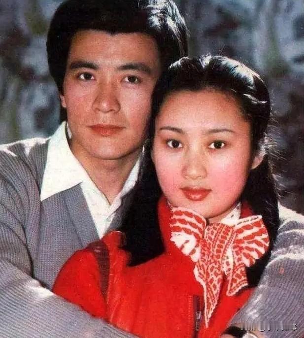 1994年，两个装修工拿着刀闯进了演员周里京的家。当时只有他的妻子在家，这两