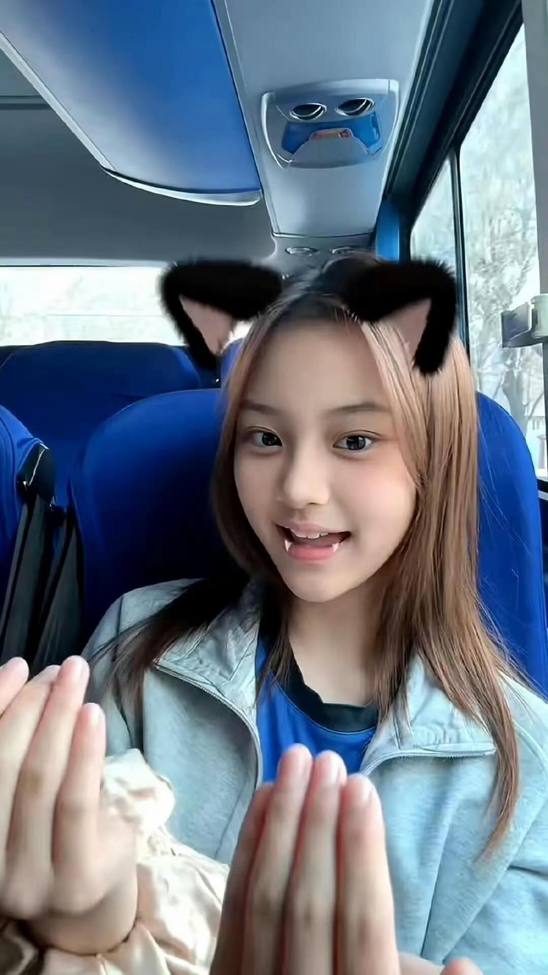 甜馨贾乃亮出发新加坡甜馨在社交平台晒出了在飞机上与爸爸贾乃亮的合体视频。随后