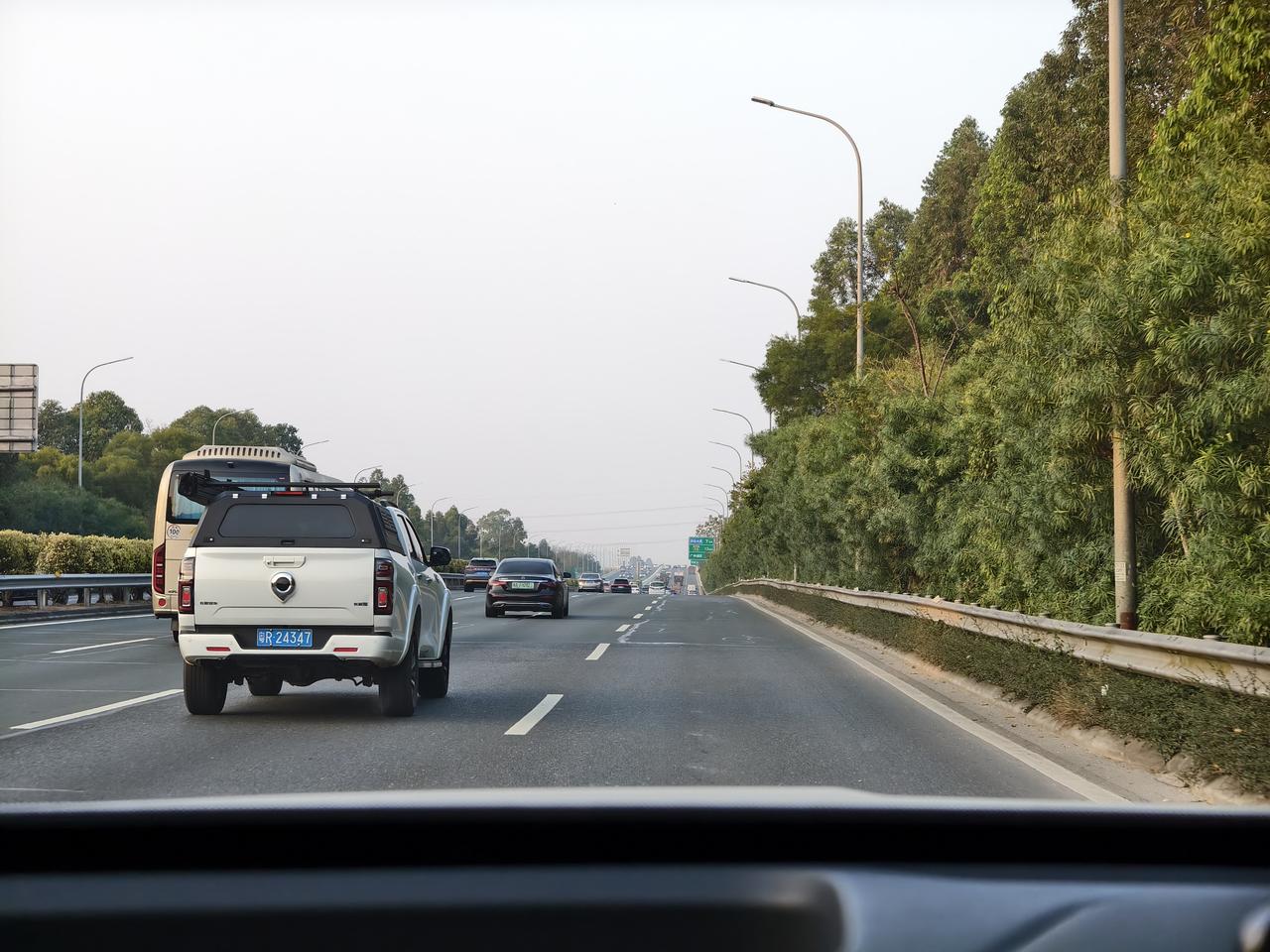 广州的南沙港快速很魔幻我十多年前第一次跑南沙港开始最右侧车道就已经是「快车道