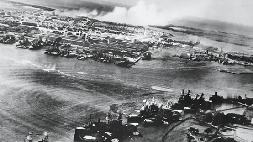 1941年，日本为什么不拼尽全力进攻我国，反而掉头去偷袭珍珠港，把美国拖下水?日