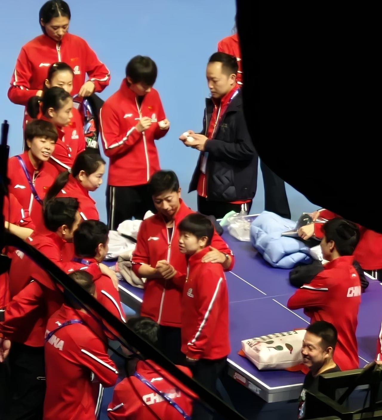 太搞笑了！世乒赛结束后，大家都在等待大合影，马龙、许昕、邱贻可和孙颖莎四个人在