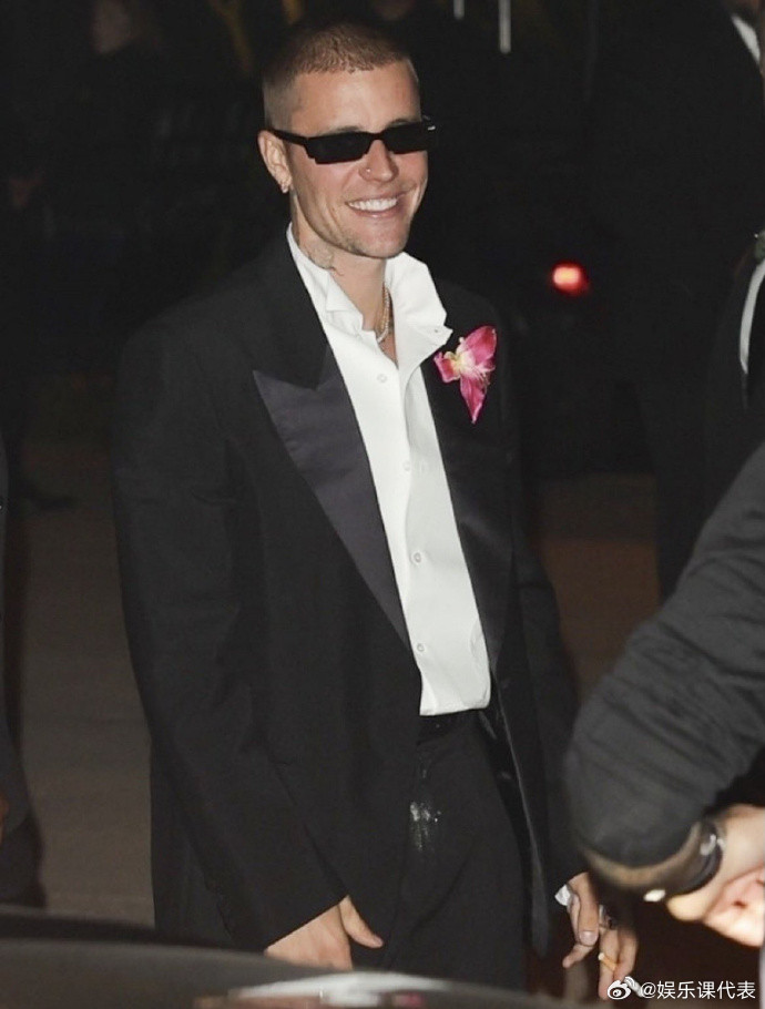 比伯陷入嗑药争议昨晚JustinBieber参加太后KrisJenner的