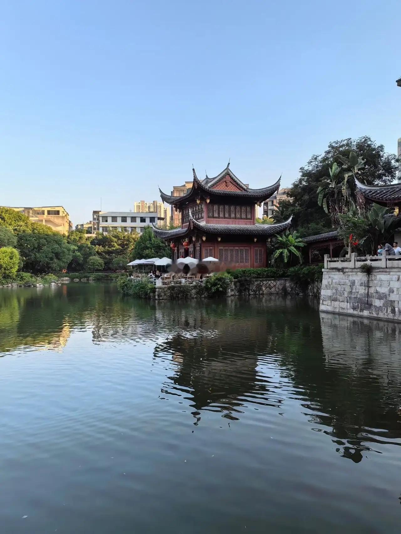 周五值得关注板块：1，存储芯片2，光通信3，商业航天4，半导体材料5，AI应用6