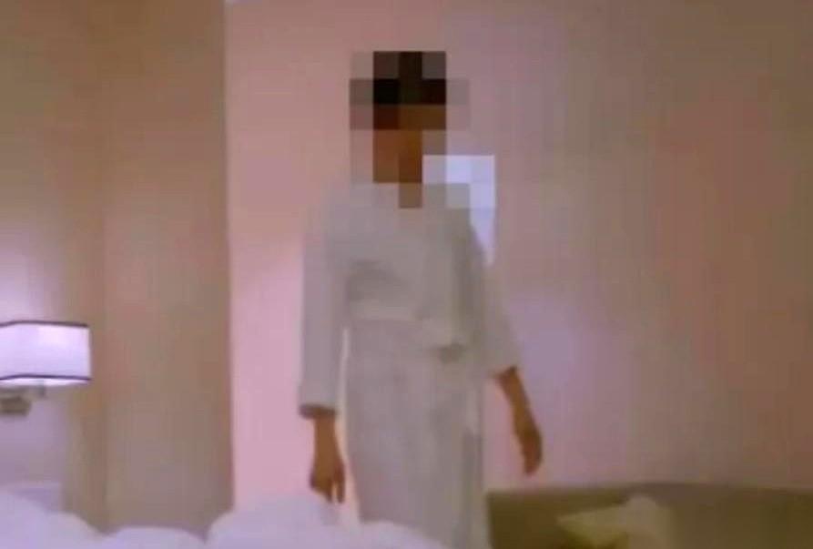 上海一家连锁酒店，出了件猛事。小伙和女友刚办完入住，房间里正亲热，他一抬头，赫