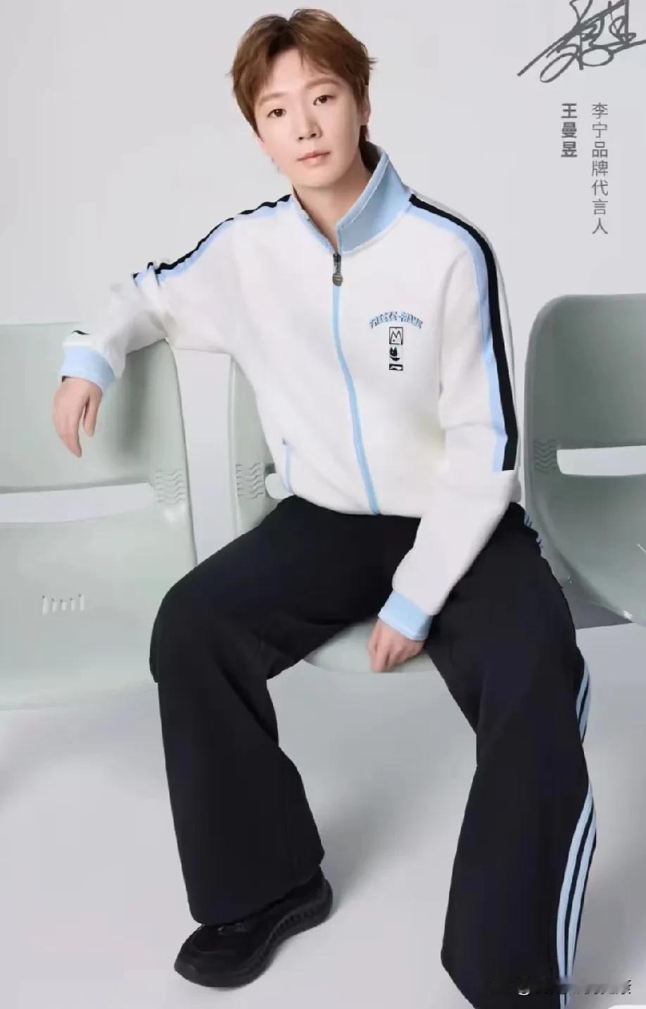 李宁队服上的小心机！让莎莎曼昱“各穿各的范儿”。孙颖莎和王曼昱上身的李宁队服