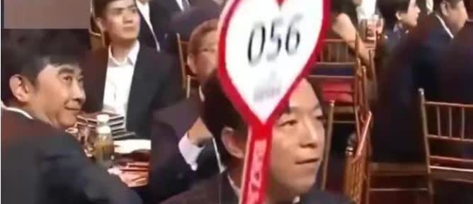 拍卖会上，黄渤把钻戒的价格从80万抬到250万，华谊老总王中军出价280万。众人