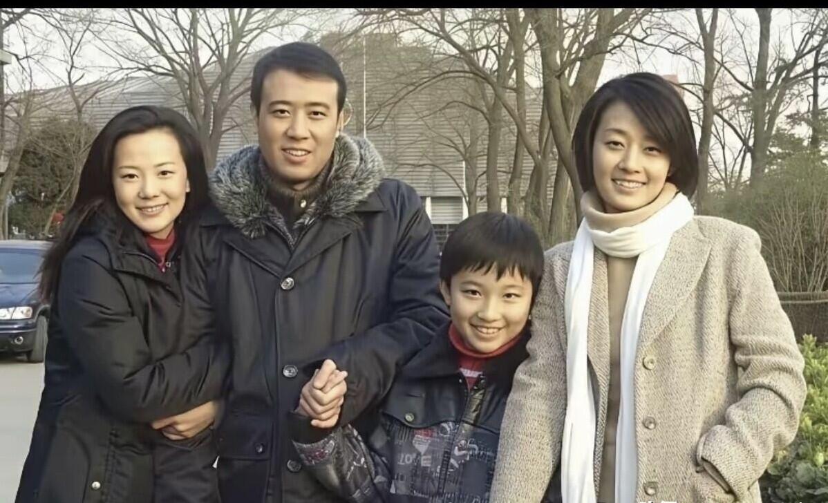 这是10多年前的老照片，不谈别的，就谈颜值，我觉得那时候马伊琍比咏梅好看，干练的