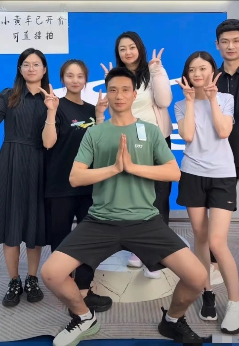 发现了吗？尽管苏伢子哥哥卖力直播，干到零点半才下播，但和浩男妈妈不是一个级别！主