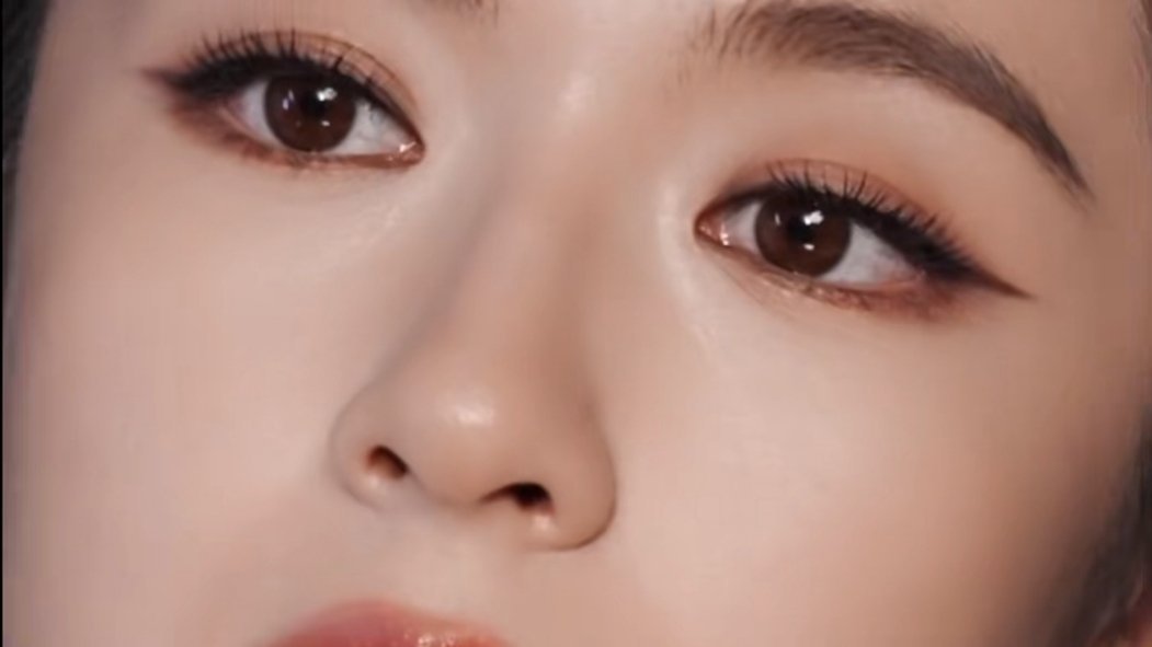 李兰迪被花絮美晕了，兰迪这张脸就适合怼脸拍，这清晰的下颌线，漂亮的琥珀眼睛，高