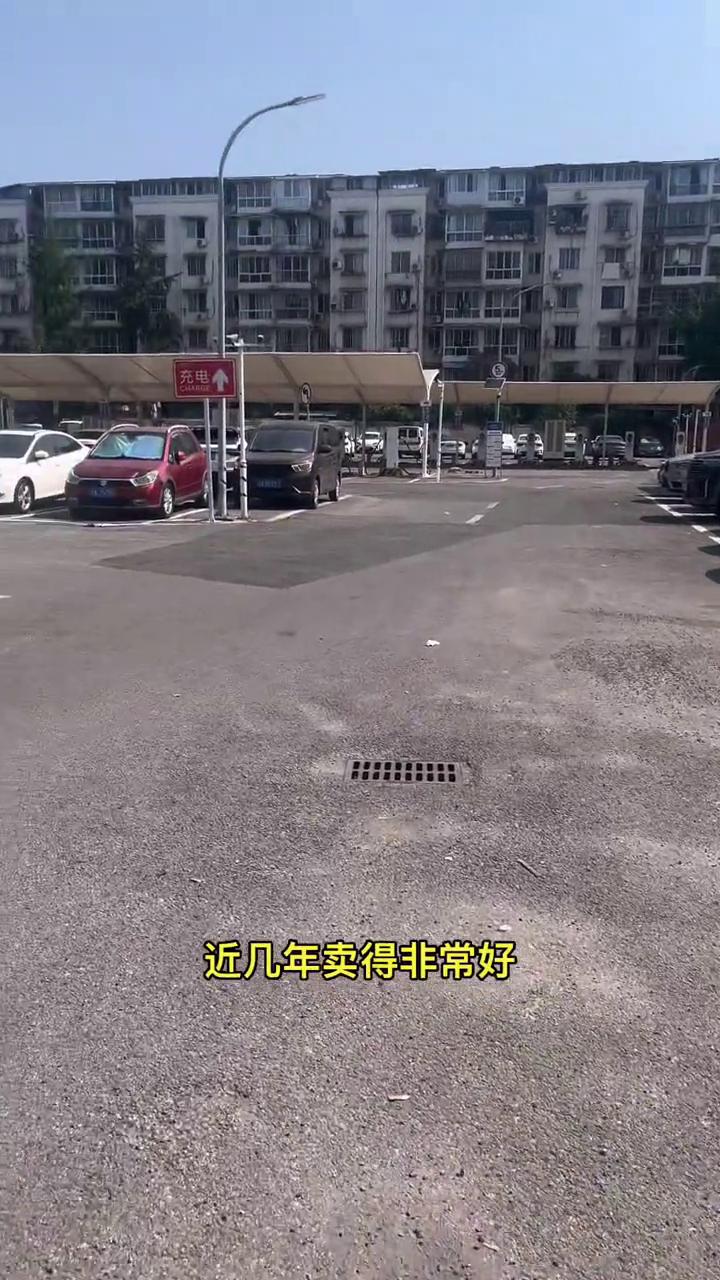 新能源汽车近几年卖的非常好，但是你发现没有，随便走进一个停车场，燃油车的保有量依