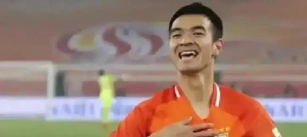 泰山队这次真动刀了。450万欧砸来巴西中卫布鲁诺，体检一过就签三年，后防直