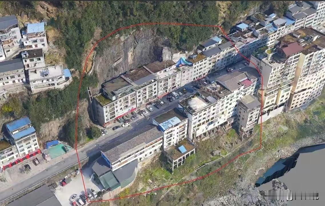 真心佩服重庆市彭水县城居民的勇气和魄力，把山削平，在乌江两边狭窄的谷地上建了这么