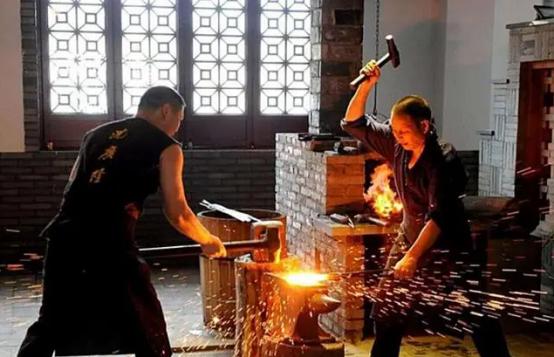 古代的刀咋造的？为啥有的能砍穿盔甲？里头藏了啥绝技？看古装剧时，常能见到