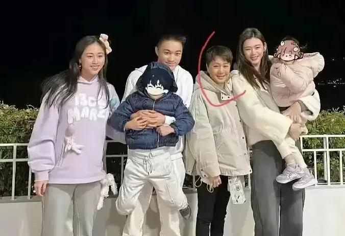 豪门儿媳的最高境界，不是拿红包拿到手软，而是让婆婆拿着支票本追着你投。奚梦