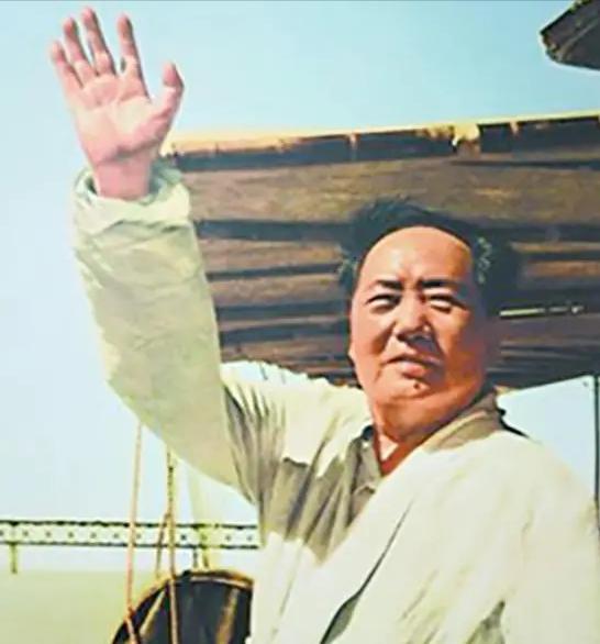 1974年，81岁的毛主席最后一次游泳，上岸后沉默许久，我浑身没力气，游泳也费劲