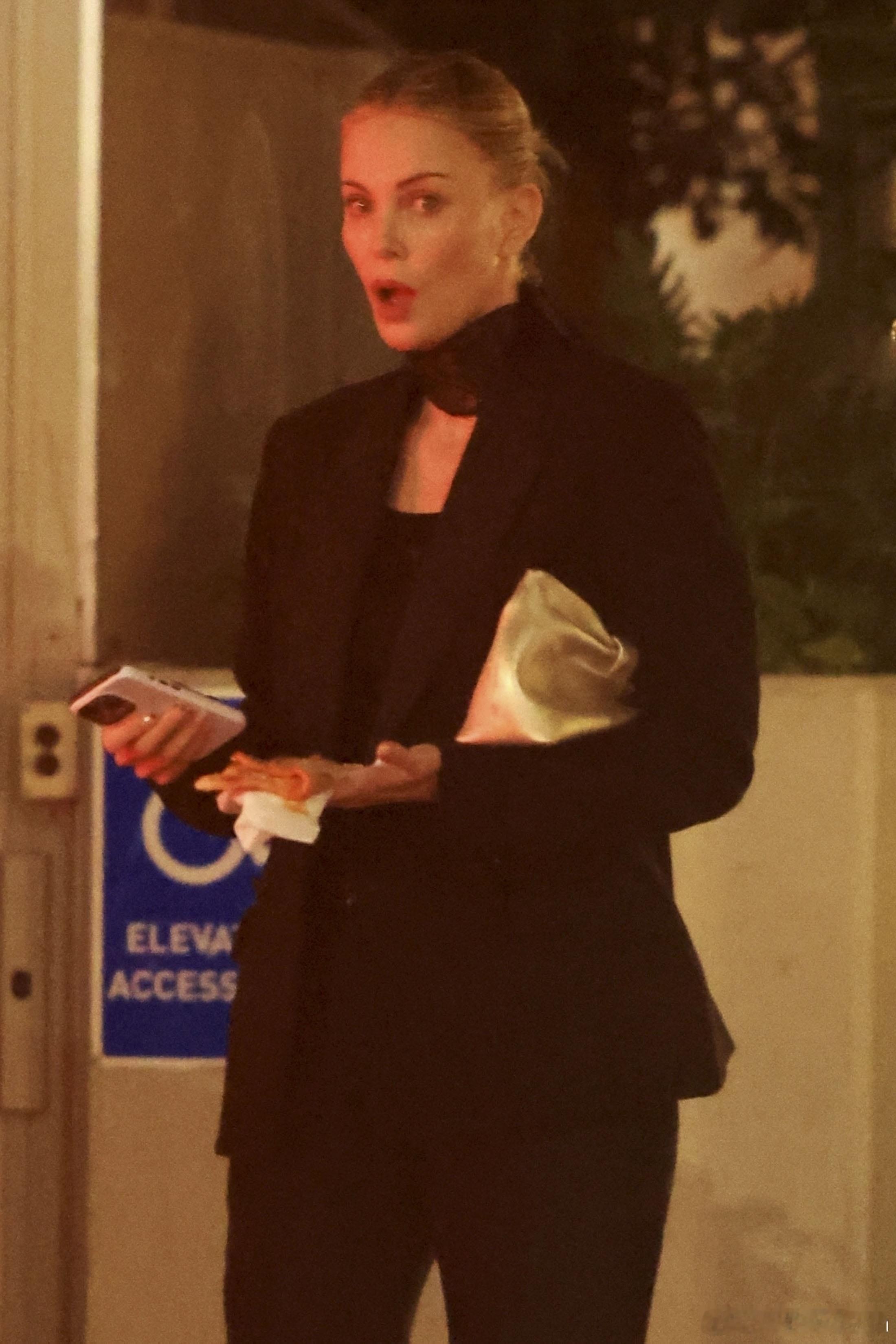 查理兹塞隆在西好莱坞外出离开SunsetTower酒店，塞妈穿着一套黑色西装搭