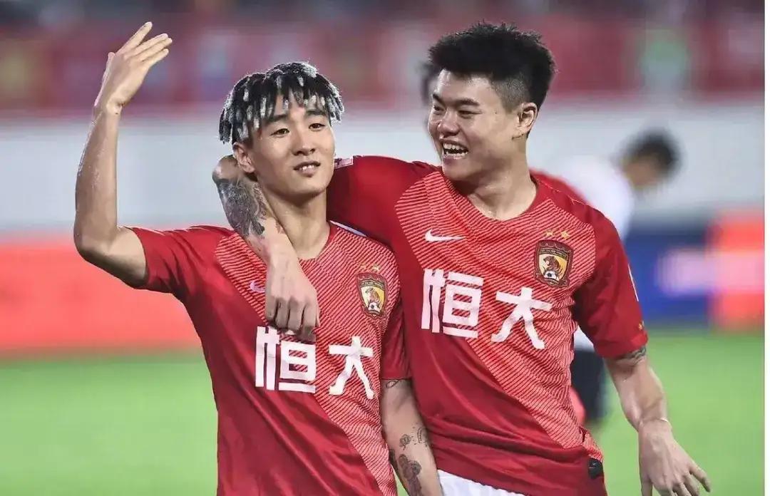 不知哪来的消息，有球迷开始帮蓉城早早引进杨立渝。杨立渝高光亮眼的时段是恒大金