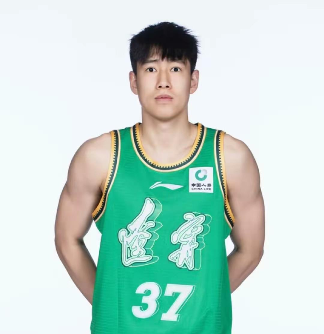 李虎翼和鄢守琪谁更值得期待辽宁男篮替补德两名后卫线李虎翼和鄢守琪。