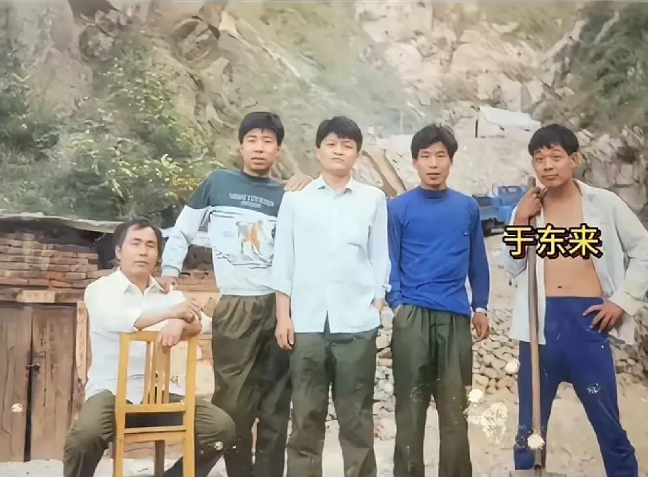 于东来的人生，是一部充满波折与奋进的创业史诗。早年，背负债务的他，在困境中挣扎求