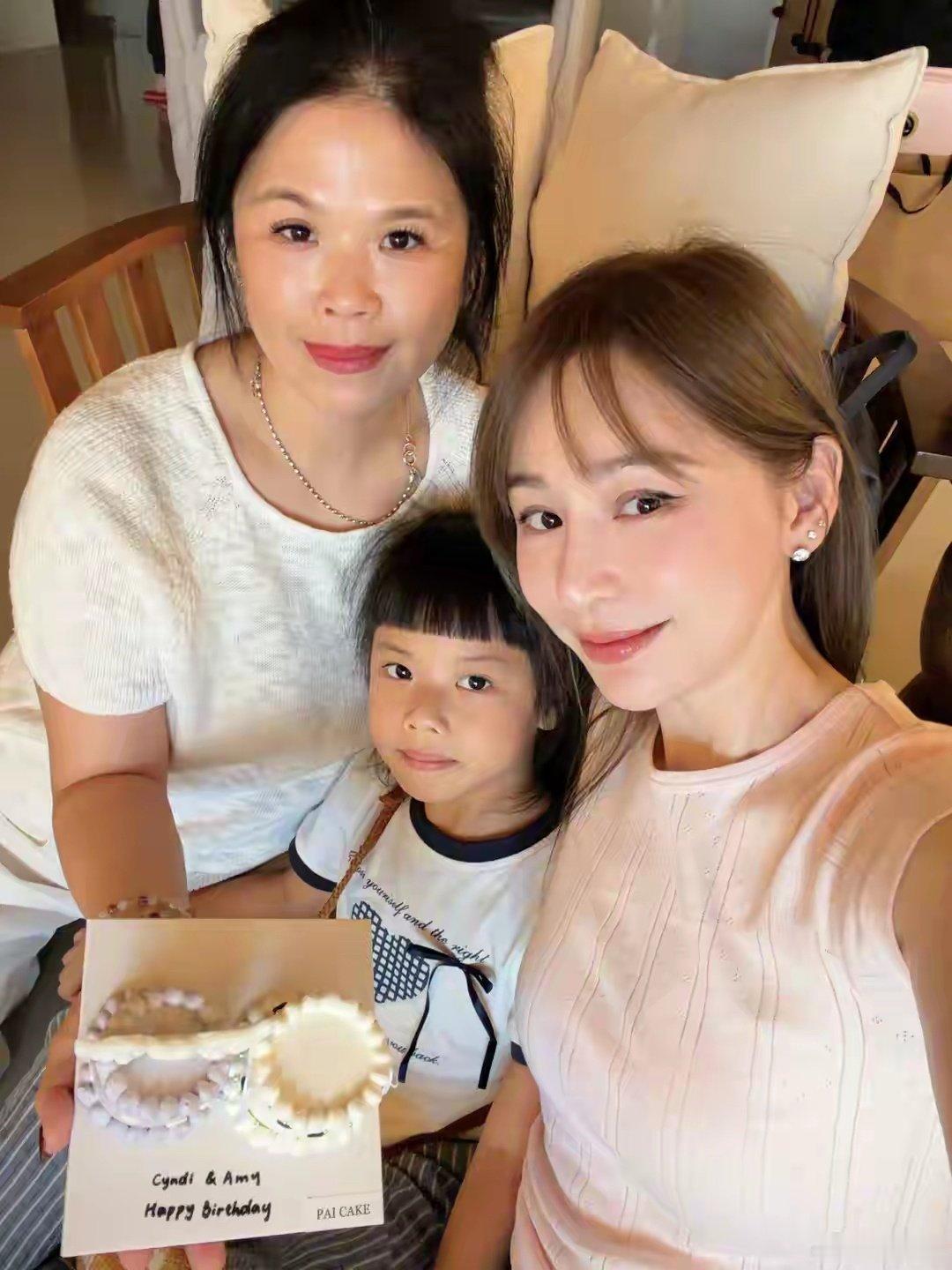 王心凌晒44岁生日照，收到好多生日蛋糕，爸妈罕见出镜都很显年轻​