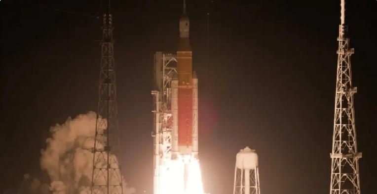 华尔街日报9月25日报道：“NASA证实了明年将派遣宇航员进行绕月飞行的计划。这