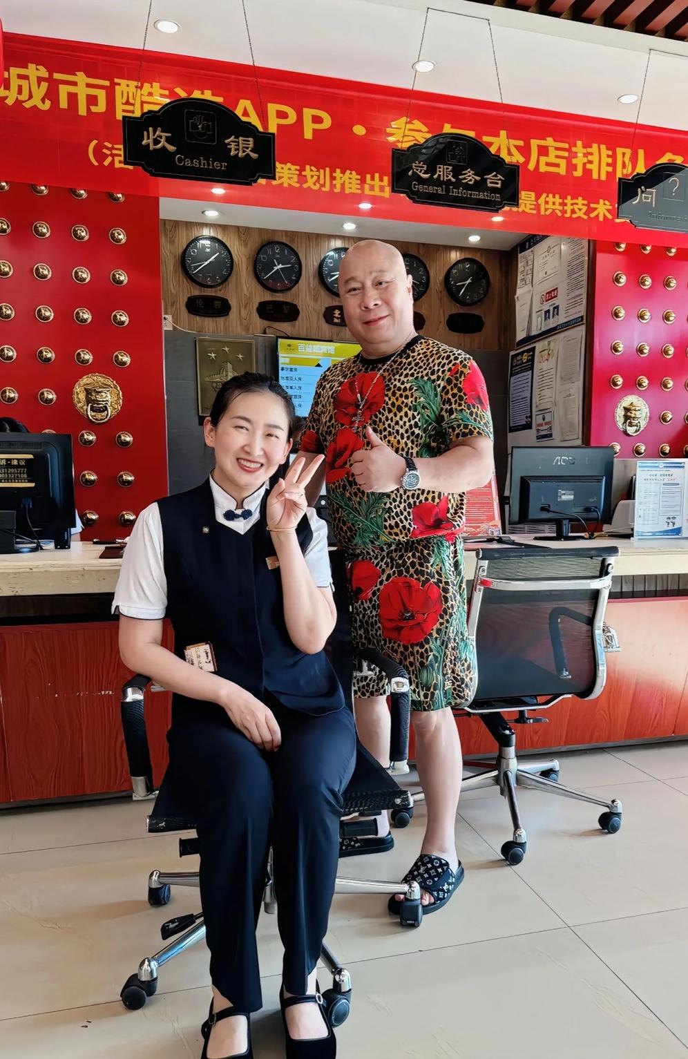 北京宝哥，胆子真是大，穿着豹纹套装就出来了，正在和一位美女合影，这也太敢穿了，他