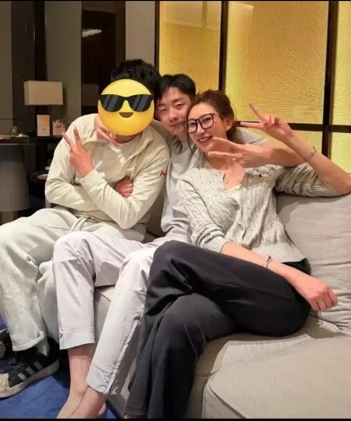 不得不说，吴家的基因是真的好，姐弟俩是又优秀又好看！吴宜泽和姐姐都是大高个，