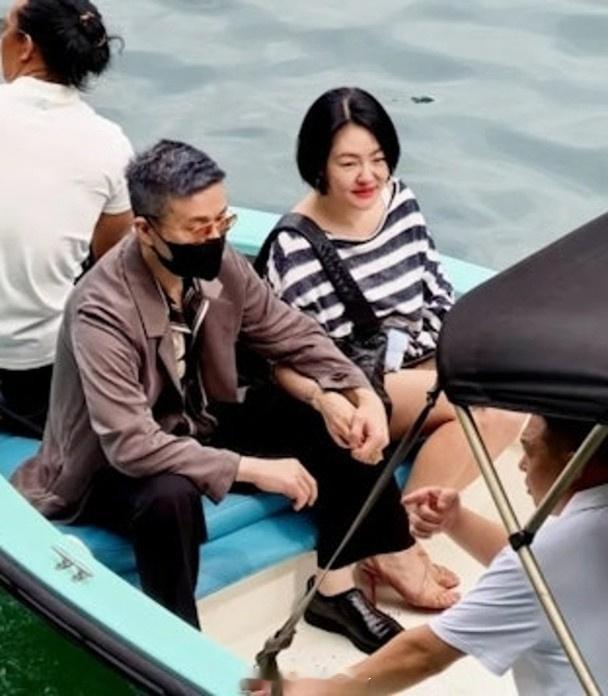 小S这件衣服至少穿了15年了有网友发现小S出游香港时穿的衣服，至少已经穿了15