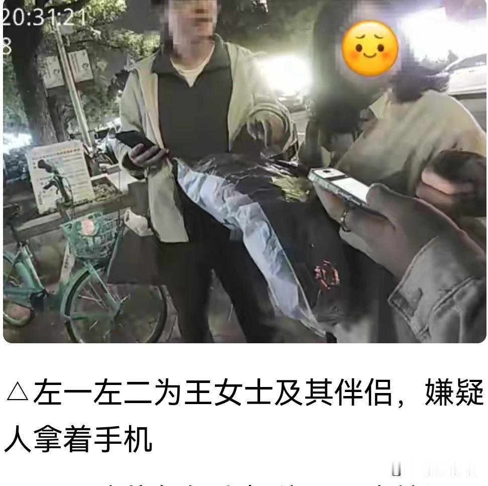 浙江杭州，女子花359元在网上买了一件品牌冲锋衣，显示骑手一路送到了家门口。可她