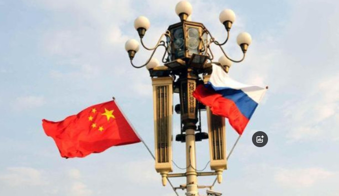 俄罗斯人被特朗普打醒了：就是出卖中国，美国也不可能放过他们！特朗普一句“给你50
