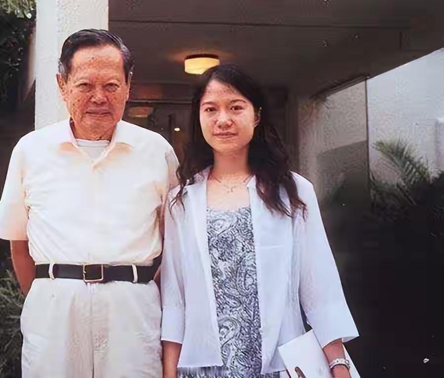 2016年，杨振宁不顾被骂，坚持阻止建造300亿的大型粒子对撞机。为此，中科院院