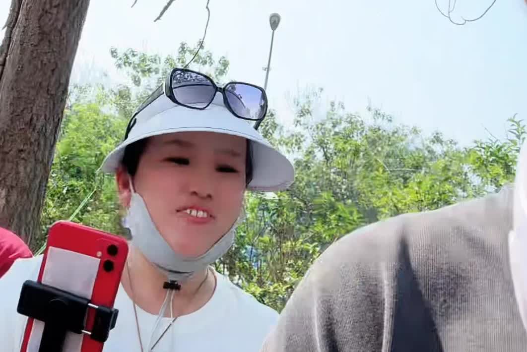 张伦巴说，我透露一个底，有可能和红唇有关系，他们都认识！这个地中海是真的，人