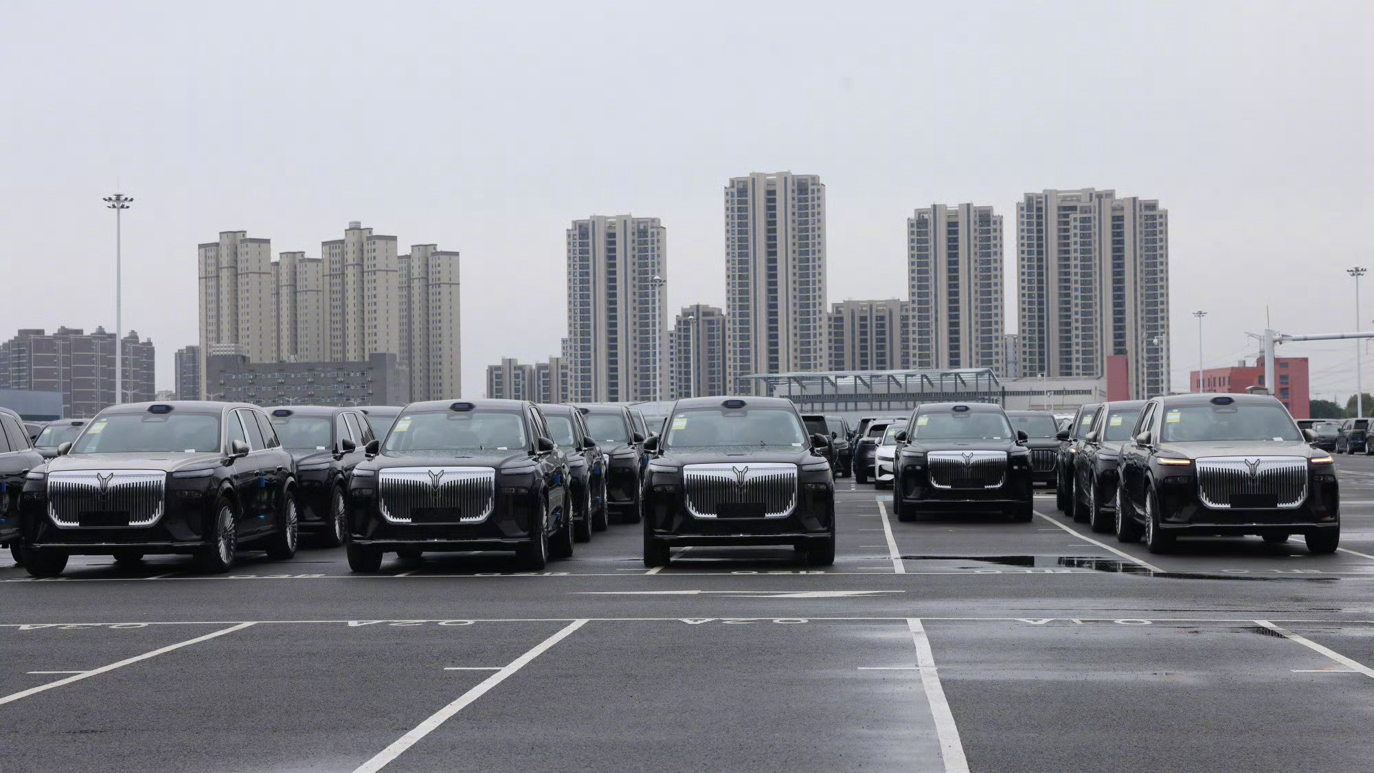 昨日，岚图泰山SUV首批车辆分批次奔赴159座城市200家终端门店，最快