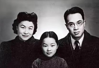 1973年，钱钟书的女儿钱瑗因洗衣服被邻居打了一耳光，他62岁的妻子杨