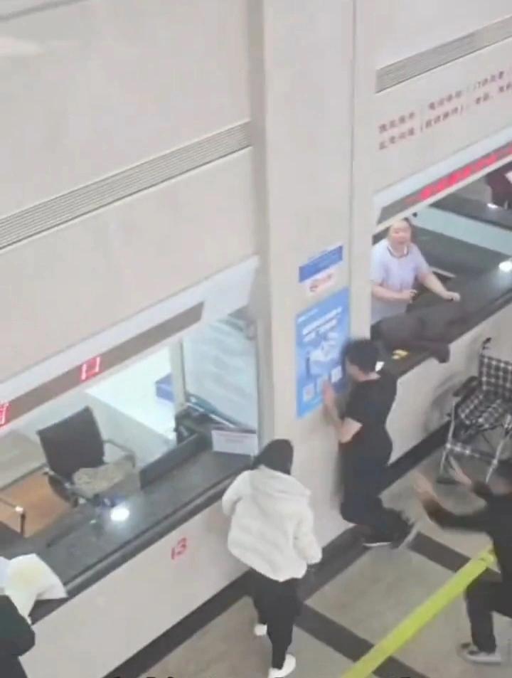 男子因男医生给孕妻做彩超崩溃闹离婚，封建观念该改改了！吉林长春一男子得知孕妻做