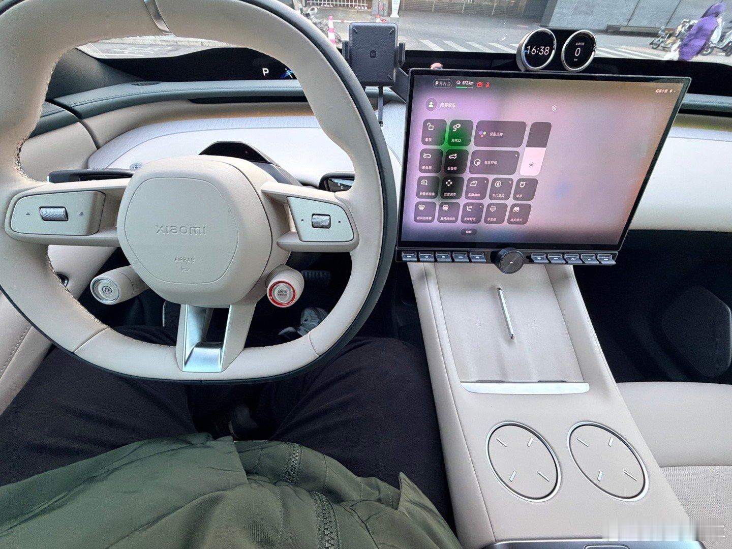 今天把小米yu7代驾到家卧槽这代驾师傅是几年没洗澡这tm车里味道完犊子了