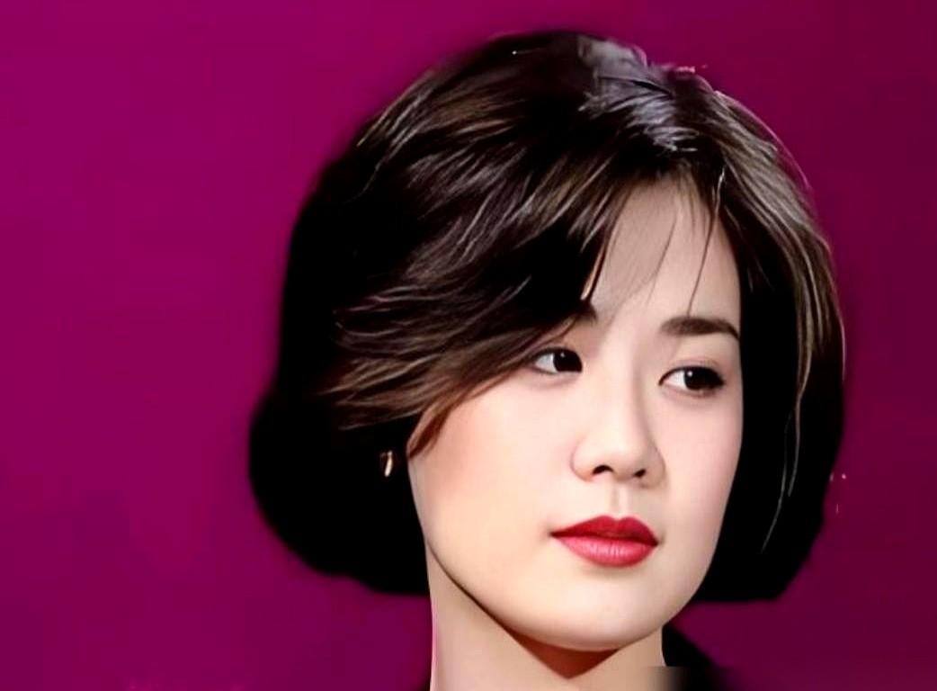 一个62岁头发全白的女人，每两个月，就得一个人从北京飞一趟巴黎。不是旅游，不是