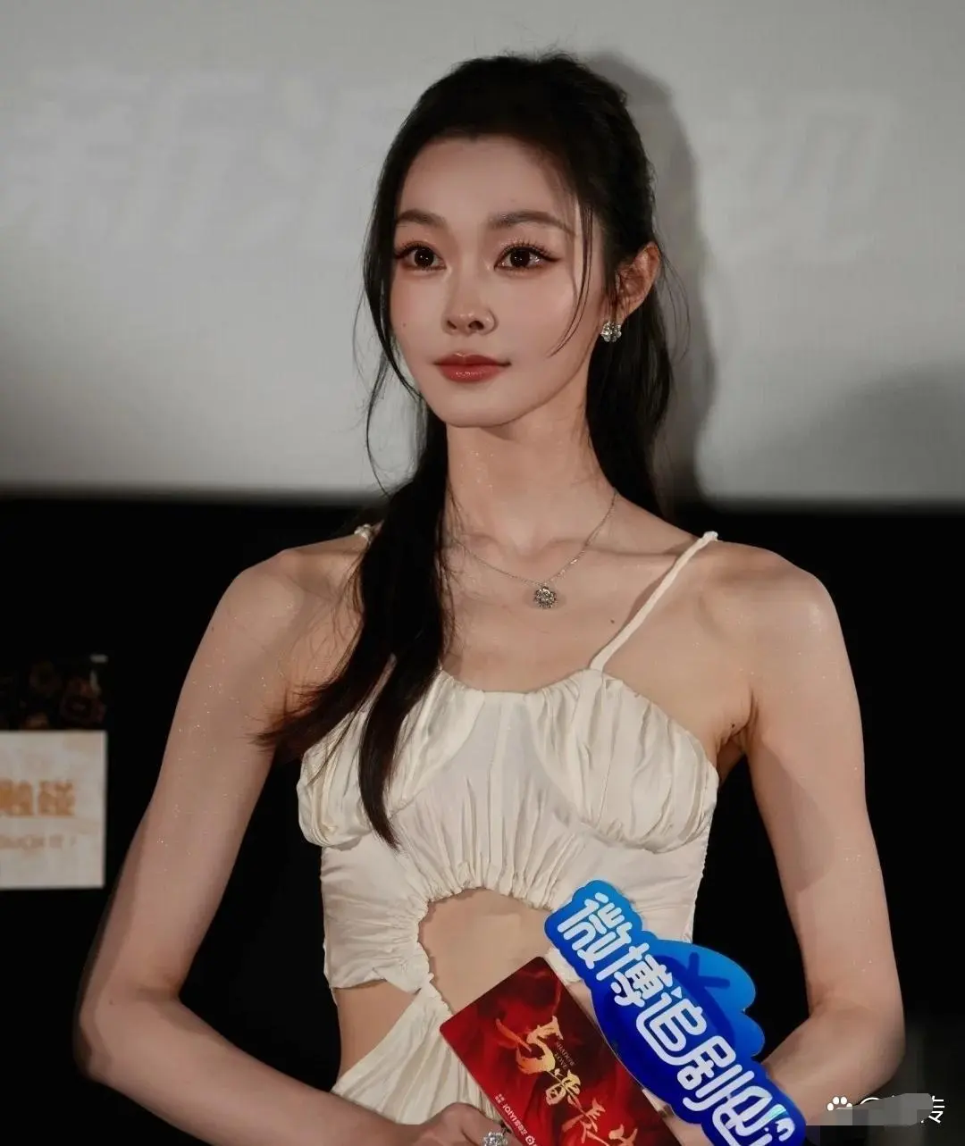 宋轶这身高定为什么穿起来是这样的？感觉少了点什么…