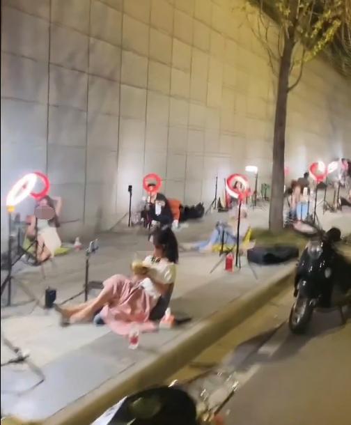 从象牙塔尖到夜场深渊：揭秘校园直播黑产如何用一万块签约金，将清纯大学生拖入二十万