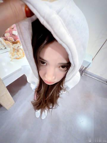 娜扎好像小手办娜扎真是一位百变的小手办，无论是甜美还是俏皮，都能完美呈现。这样的