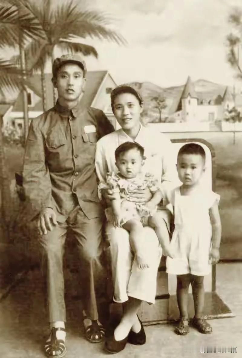 1952年年底，时任31军军长周志坚与夫人矫明及子女的合影。在解放战争的胶东战场