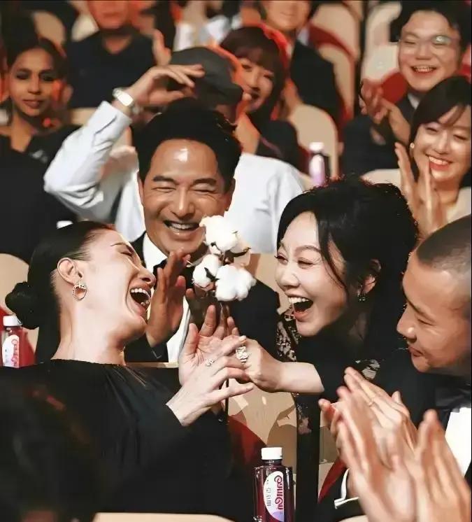 白玉兰刚颁完，宋佳裙子塌了闫妮蹲下，把裙摆折三折，塞团棉球，腰线瞬间挺了。